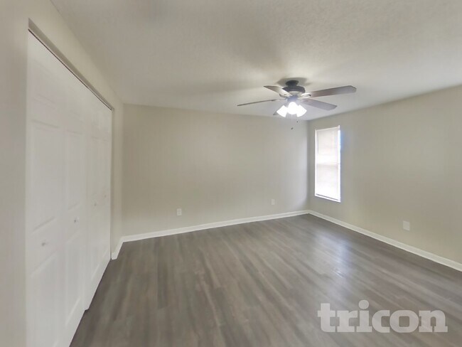 Building Photo - 1203 Seffner Valrico Rd