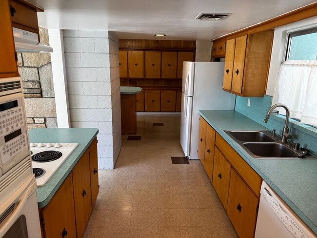 Building Photo - Mid-Century Home with Pool – Heart of Vegas