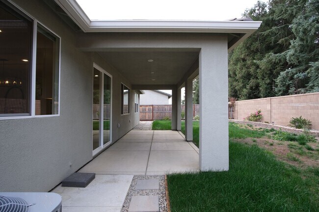 Building Photo - Stunning 4-bedroom 2.5 bathroom