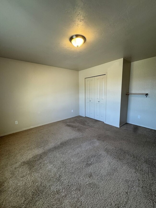 Building Photo - Beautiful 4 Bedroom, 2.5 Bathroom Home