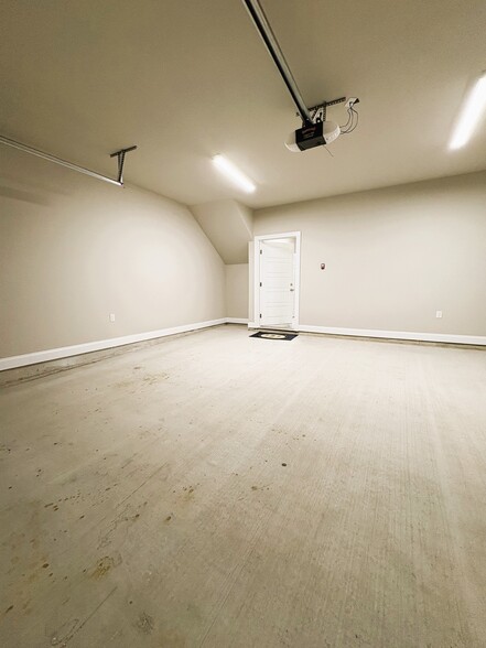 garage - 107 Centre Sarcelle Blvd