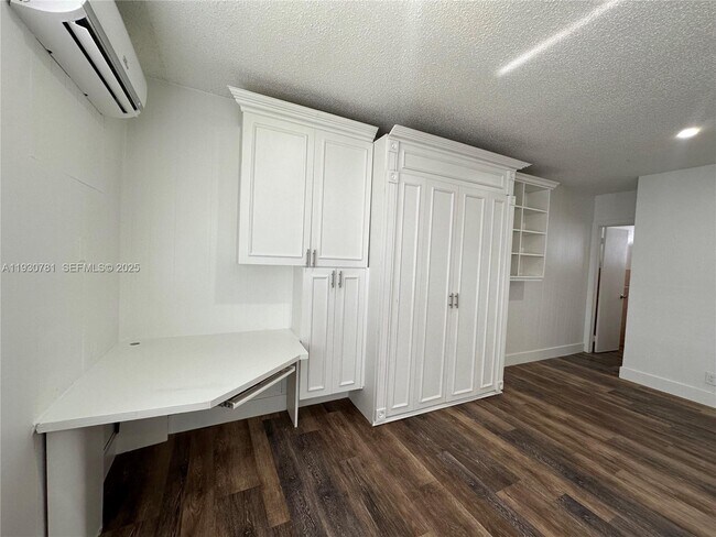 Building Photo - 112 NW 2nd Ave