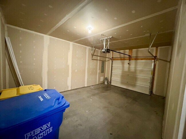 Building Photo - 3 Bedroom 2.5 Bathroom Townhome in Mechanicsburg!