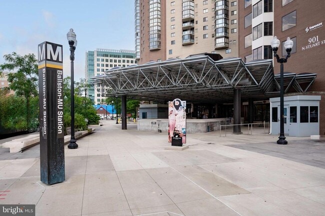 Building Photo - 1001 N Randolph St