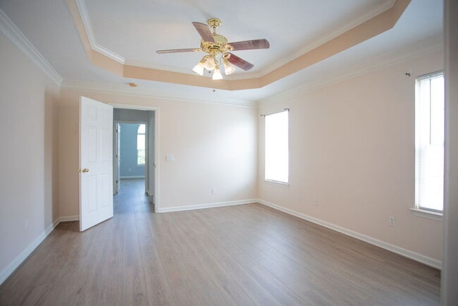 Building Photo - "Charming 4-Bedroom Retreat with Guest Suite & 3 Baths in Murfreesboro!"