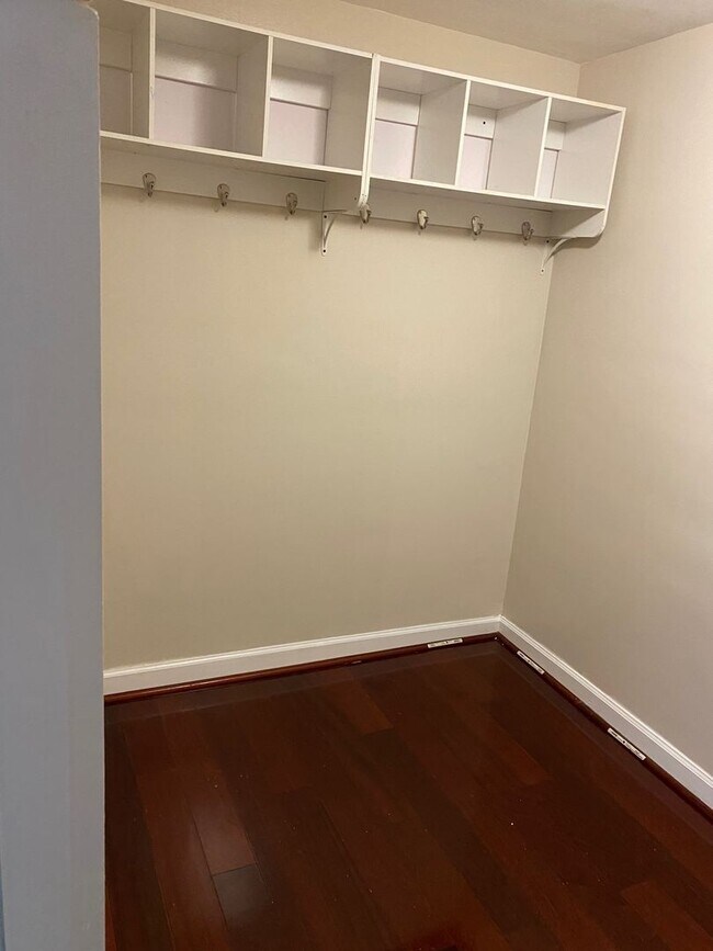 Building Photo - 1 Bedroom Condo With Den