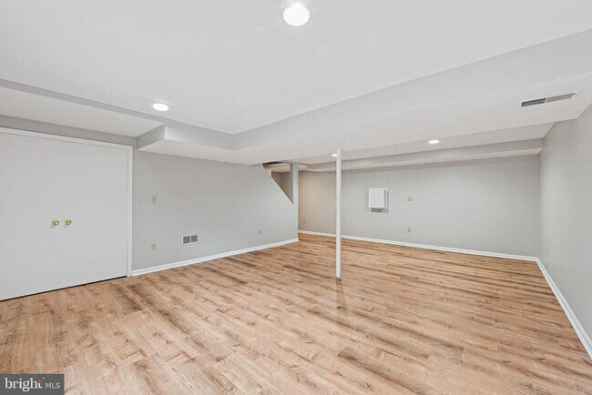 Building Photo - 5847 New England Woods Dr