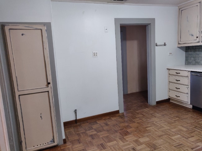 Building Photo - 408 N Elm St