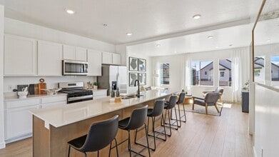 Building Photo - 513 E Levengrove Dr