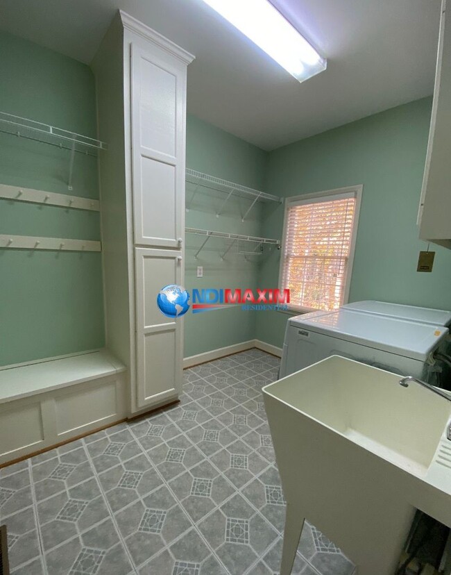 Building Photo - Spacious 6 bedrooms house in the NORTHVIEW...