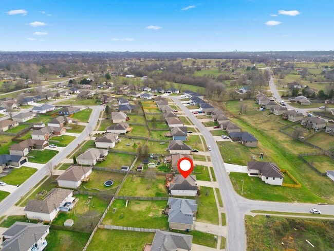 Building Photo - 3 Bedroom | 2 Bathroom | 2 Car Garage | Springfield MO | Fenced Back Yard!