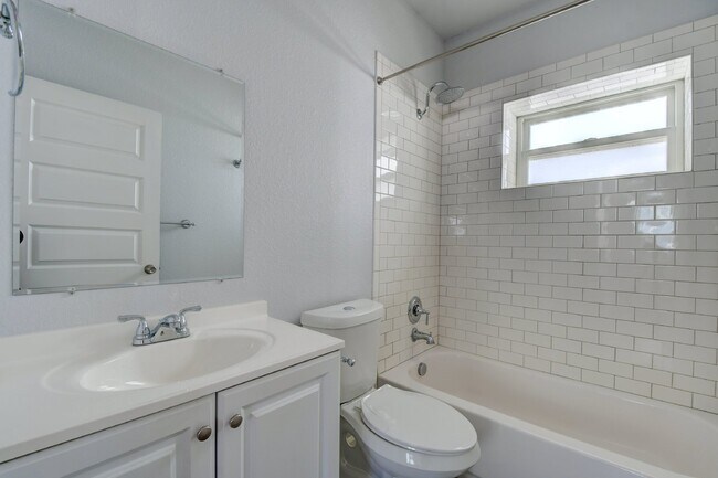 Building Photo - 4BR/2BA Beautiful Historic Home in the Highlands! AVAIL 5/15