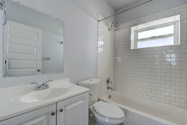 Building Photo - 4BR/2BA Beautiful Historic Home in the Highlands! AVAIL NOW
