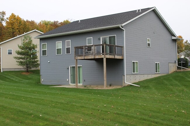 Building Photo - Easy access to Iowa City and beyond