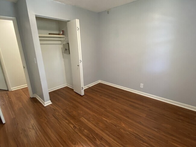 Building Photo - 3232 Hinkle Dr