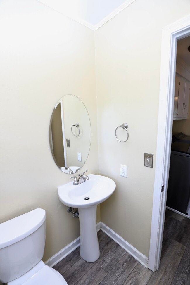 Building Photo - 549 Pringle Dr