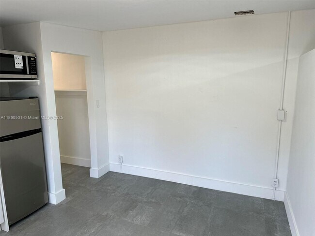 Building Photo - 80 NE 133rd St