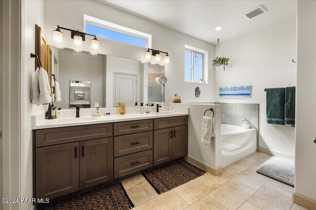 Building Photo - 7275 E Grandview Dr