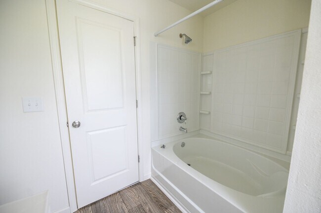 Building Photo - Like new construction 2 story home 4 bedro...