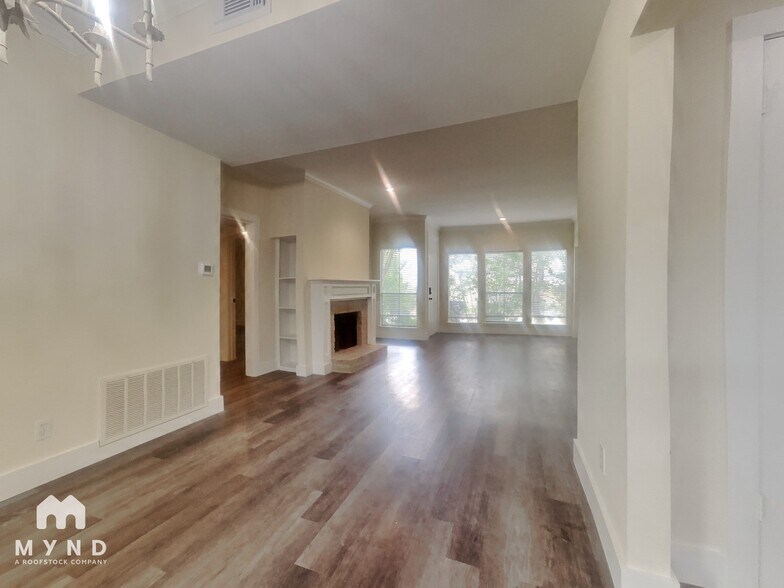 Building Photo - 2100 Tanglewilde St