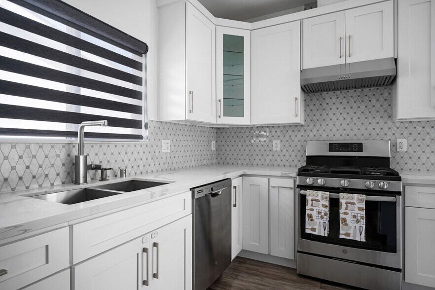 Building Photo - 13311 Wixom St