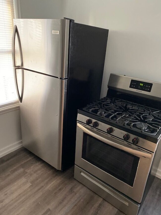 Building Photo - Fully Updated Home Just A Short Distance T...