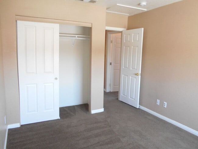 Building Photo - Spacious 4 bedroom Home Located in the Desirable Area of Henderson!