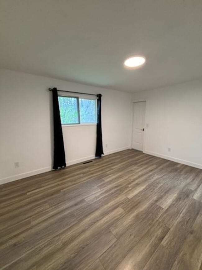 Building Photo - Unique duplex in post falls