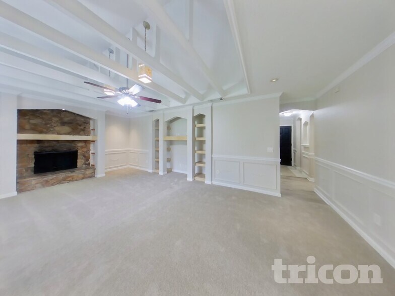 Building Photo - 4324 Queensway Dr