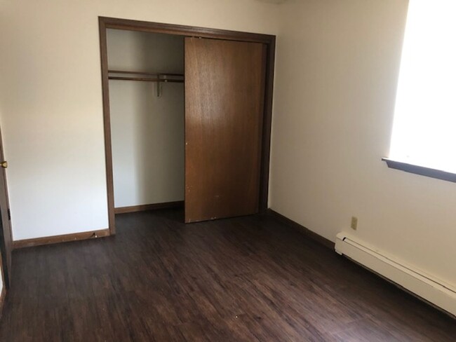 Building Photo - Eastside Iowa City Apartment close to Dini...