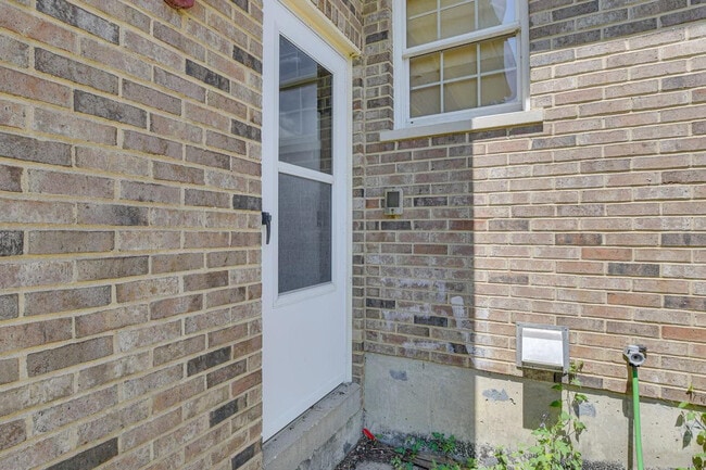 Building Photo - 7 Creekside Ln