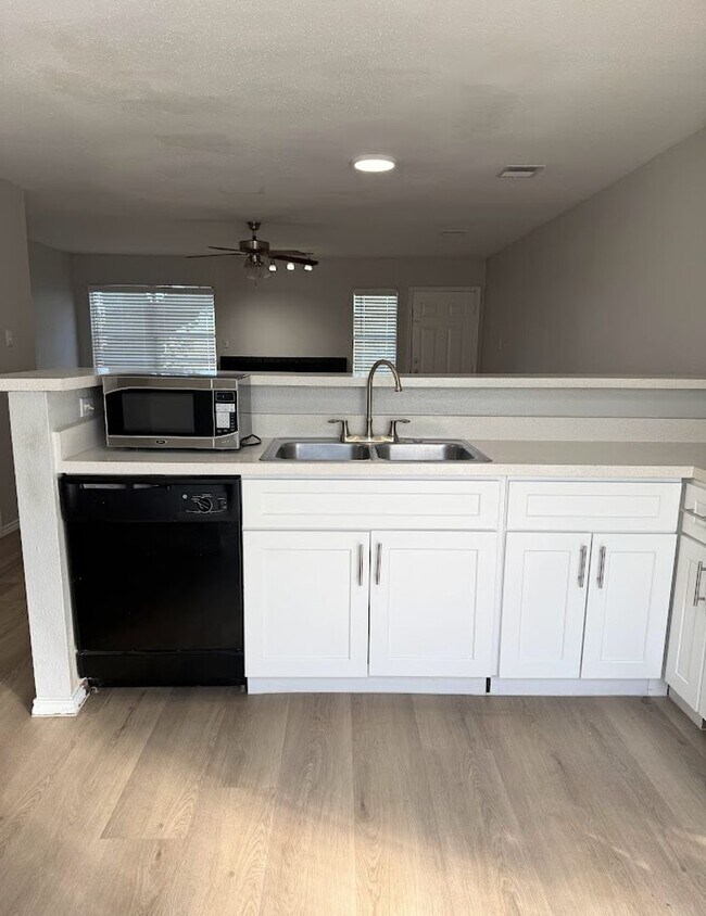 Building Photo - River Crossing 2 Bed 2 1/2 Bath - 2 Story Townhome