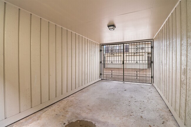 Building Photo - 6332 Chevy Chase Dr