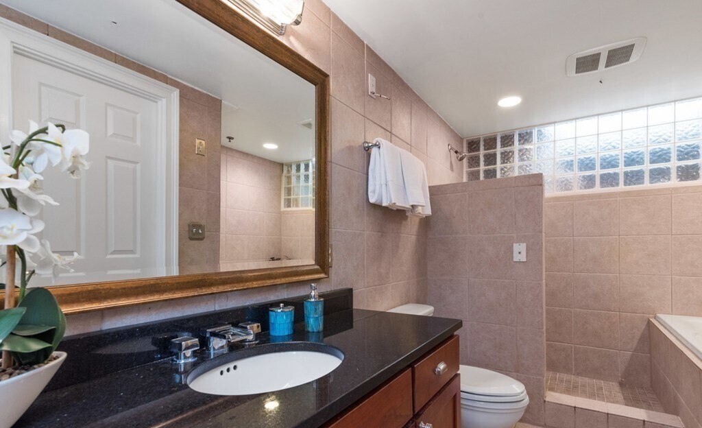 Building Photo - 8 Howell St