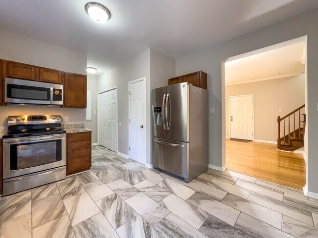 Building Photo - Spacious Three-Bedroom Townhouse in West A...