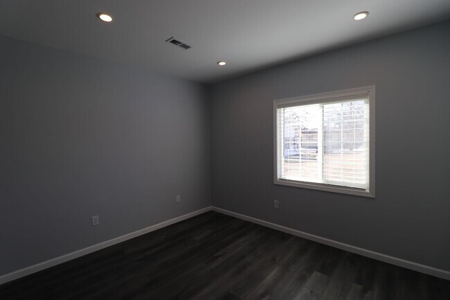 Building Photo - Complete remodel ready for rent!