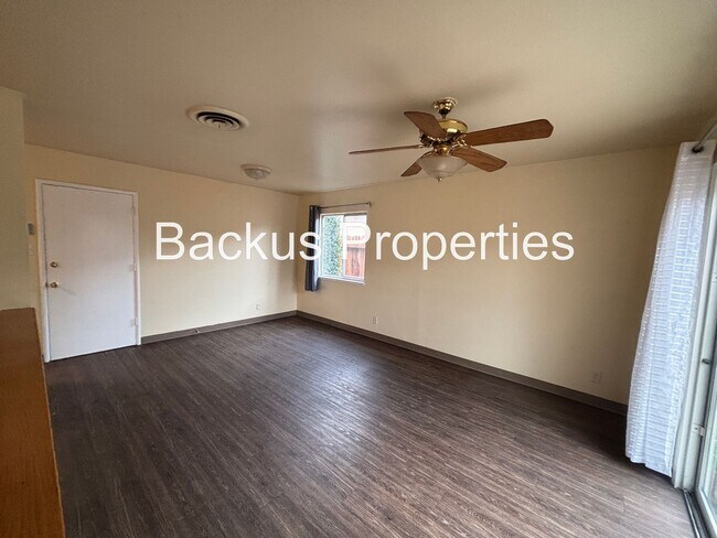 Building Photo - 827 Bedford Dr