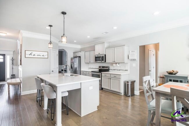 Building Photo - 421 Newport Ave