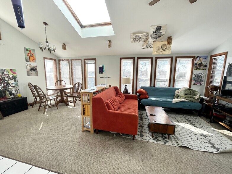 Building Photo - 33 Lawn St