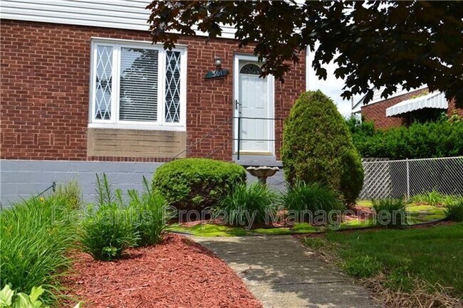Building Photo - 301 Meadowlark Ln