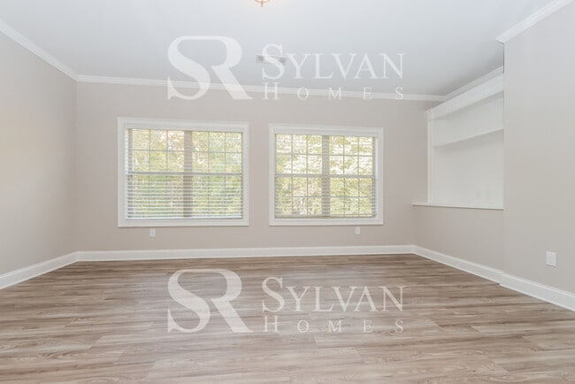 Building Photo - Immaculate 5 BR, 4.5 BA home is awaiting n...