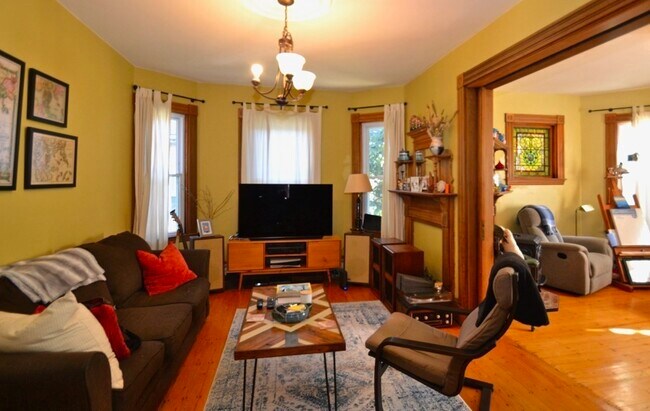 Building Photo - 106 Summer St