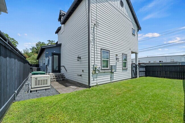 Building Photo - 301 Cordell St