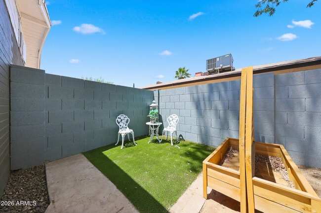 Building Photo - 2302 W Berridge Ln
