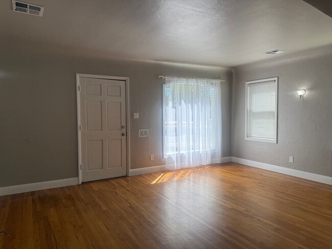 Building Photo - Cozy 2 bedroom close to downtown