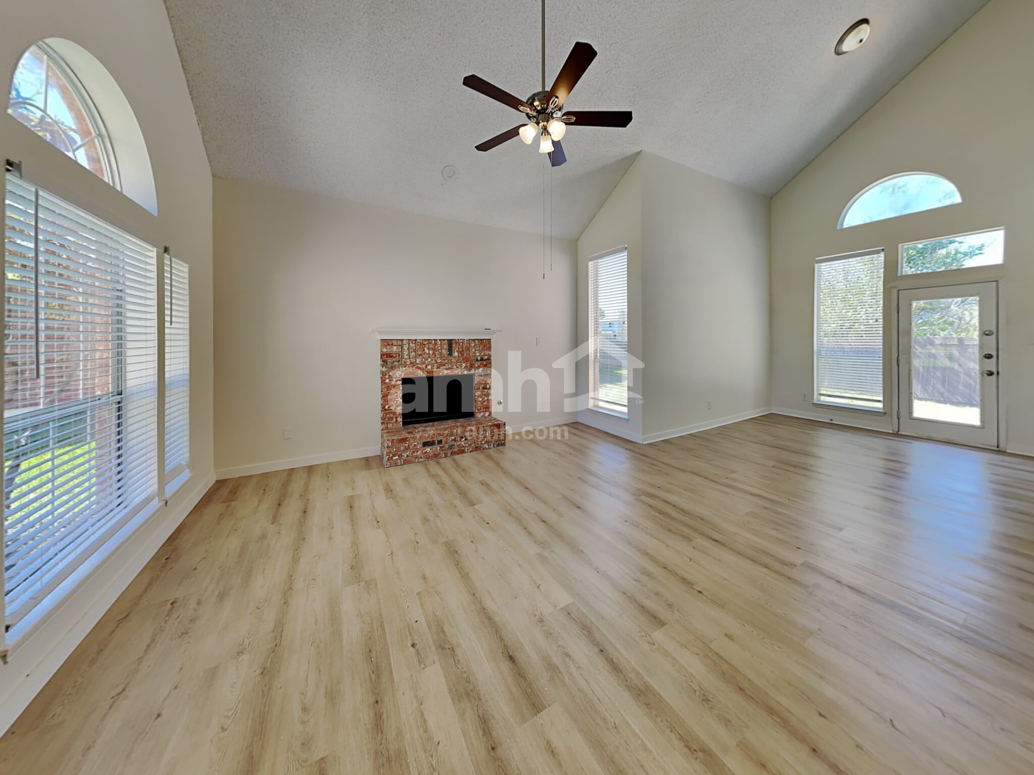 Building Photo - 225 Maple Ct