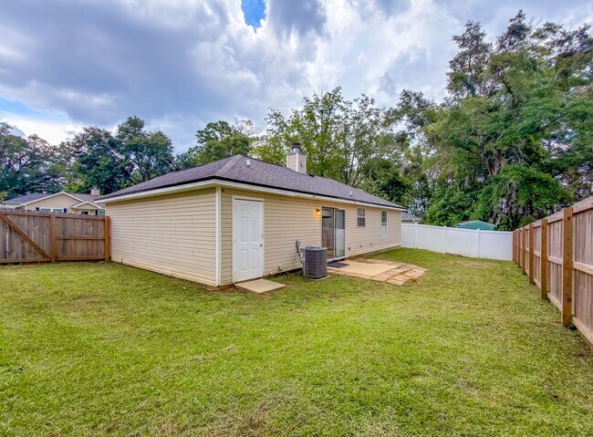 Building Photo - LOVELY SE 3/2 w/ New Paint, Fireplace, Fenced Yard, Vaulted Ceilings, Washer/Dryer, & No Carpet! ...