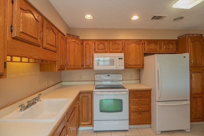 Building Photo - 1006 Paradise Rd