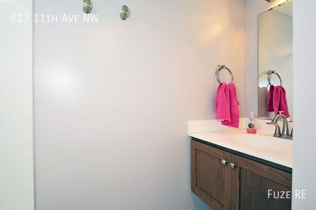 Building Photo - 627 11th Ave NW
