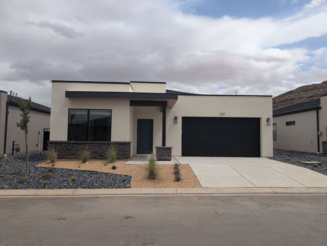 Primary Photo - Beautiful 3-Bed Townhome with Amazing Amen...